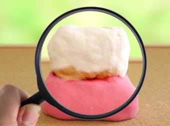 息が臭い！歯周病と口臭の深い関係について